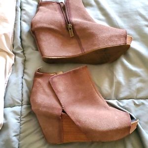 Kenneth Cole suede wedge booties size 10